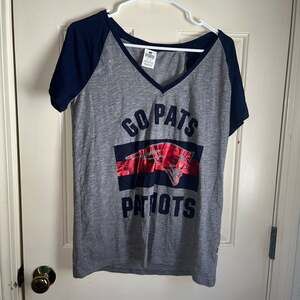 Victoria's Secret PINK NFL New England Patriots Go Pats Raglan V-Neck T-Shirt. P